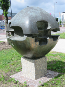 844051 Afbeelding van het bronzen beeldhouwwerk 'Het Bolwerk' van Paul Kingma uit 1971, in het onlangs geopende ...
